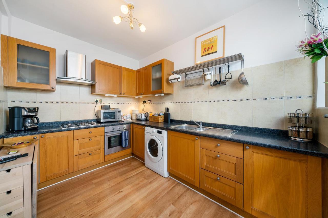 Lovely Garden Apartment In Wimbledon Town Centre With Private Parking By Wimbledon Holiday Lets Londres Exterior foto