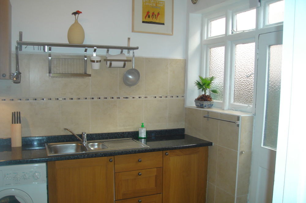 Lovely Garden Apartment In Wimbledon Town Centre With Private Parking By Wimbledon Holiday Lets Londres Exterior foto