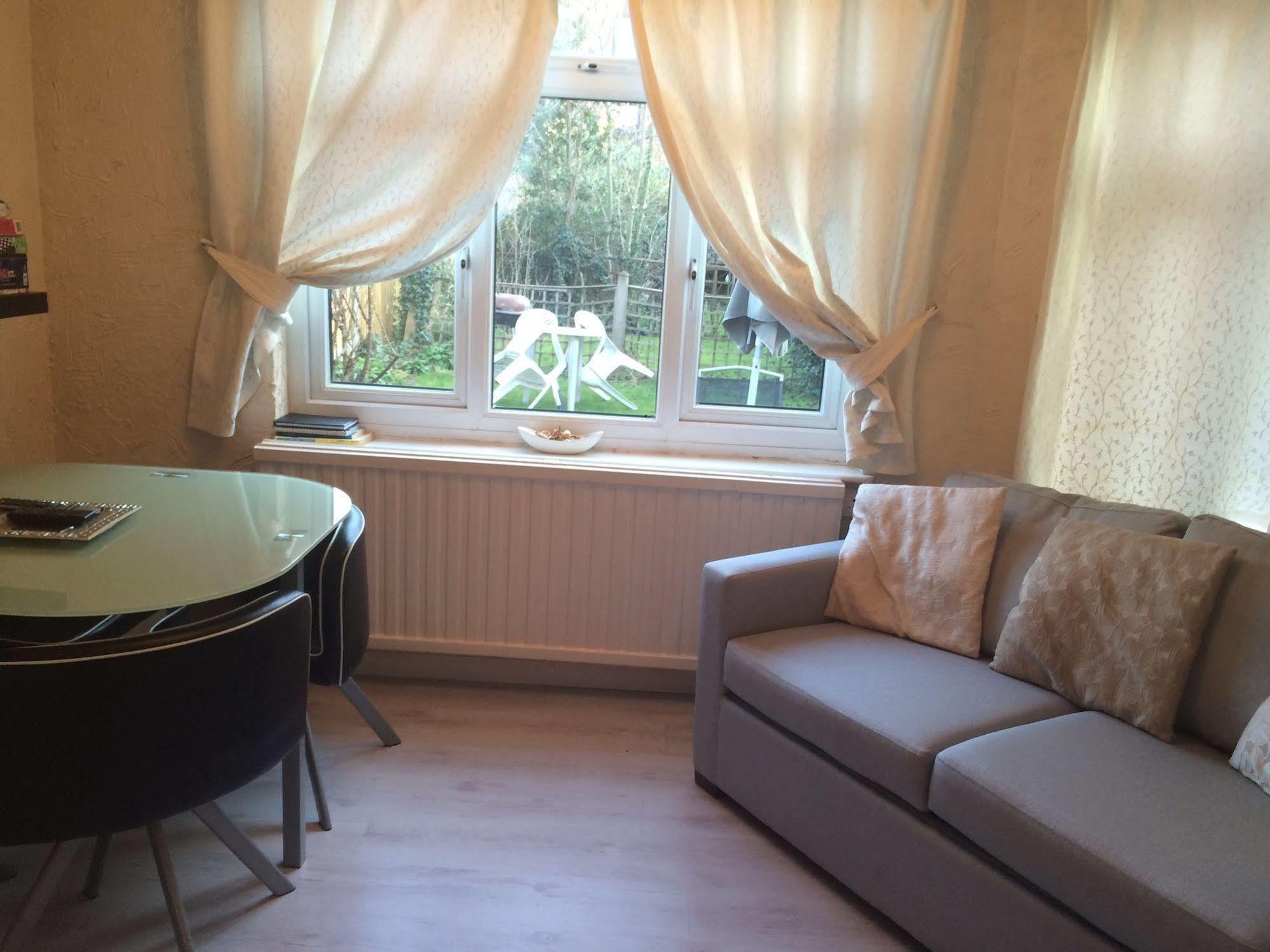 Lovely Garden Apartment In Wimbledon Town Centre With Private Parking By Wimbledon Holiday Lets Londres Exterior foto