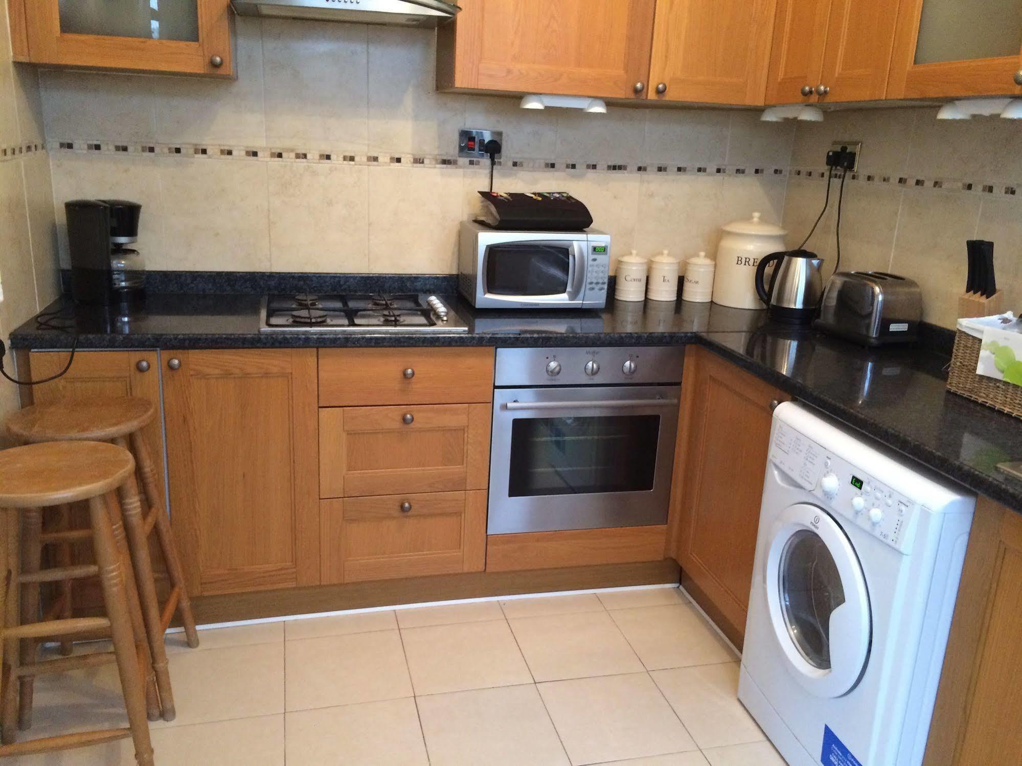 Lovely Garden Apartment In Wimbledon Town Centre With Private Parking By Wimbledon Holiday Lets Londres Exterior foto