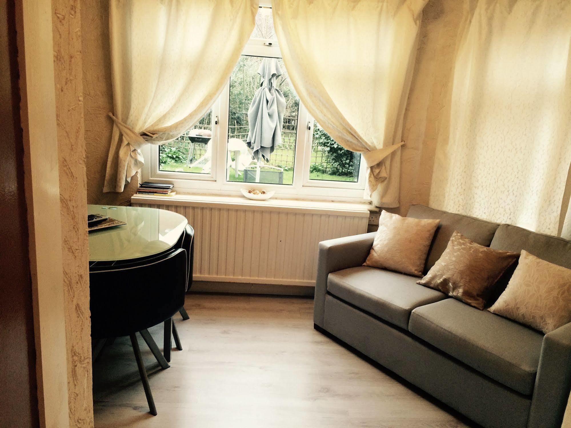Lovely Garden Apartment In Wimbledon Town Centre With Private Parking By Wimbledon Holiday Lets Londres Exterior foto